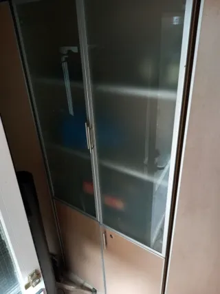 Armarios de madera, metal y cristal