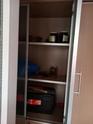 Armarios de madera, metal y cristal