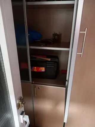 Armarios de madera, metal y cristal