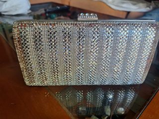 Cartera de fiesta plateada con pedrería