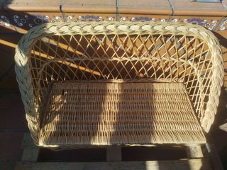 2 panche in vimini beige per bambini.