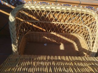 2 panche in vimini beige per bambini.