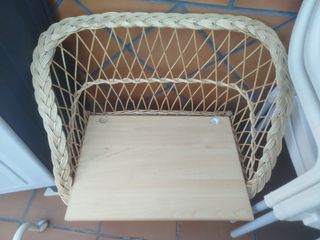 2 panche in vimini beige per bambini.