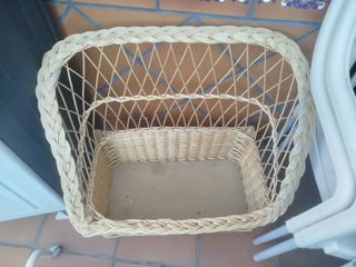 2 panche in vimini beige per bambini.