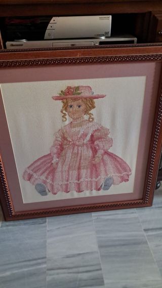 Cuadro punto de cruz niña vestido rosa
