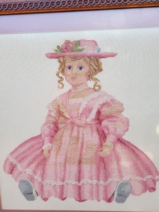 Cuadro punto de cruz niña vestido rosa