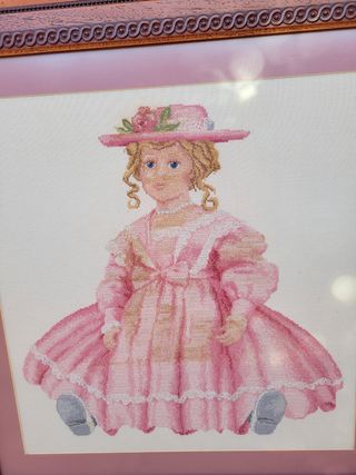 Cuadro punto de cruz niña vestido rosa