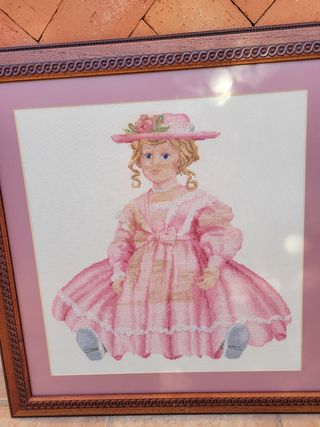 Cuadro punto de cruz niña vestido rosa