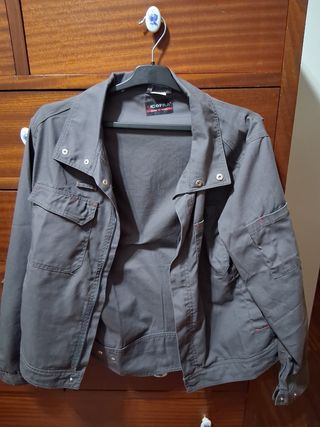 Chaqueta y pantalón- practicas de FP automoción.