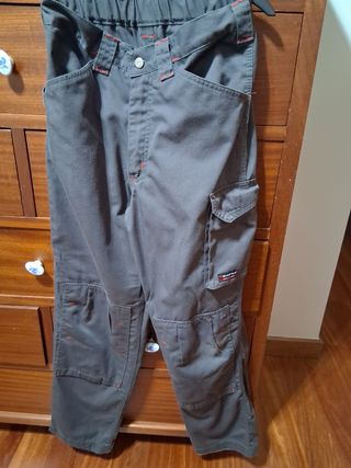 Chaqueta y pantalón- practicas de FP automoción.