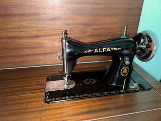 Máquina de coser Alfa retro con mueble