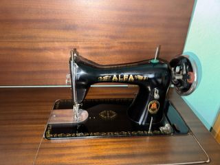 Máquina de coser Alfa retro con mueble