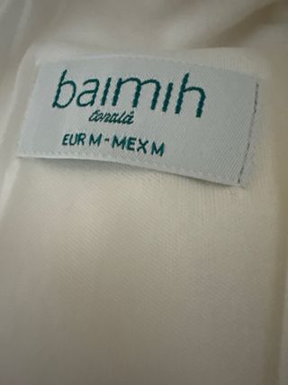 Vestido blanco con volantes y perforados