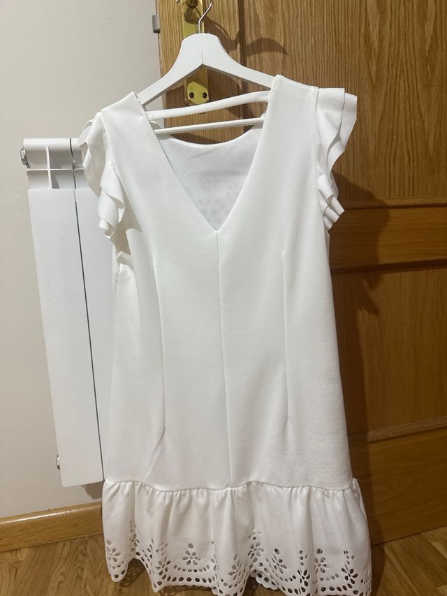Vestido blanco con volantes y perforados