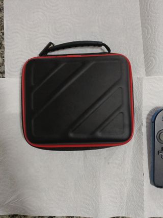 Nintendo 2DS Azul y negra + funda + 3 juegos.