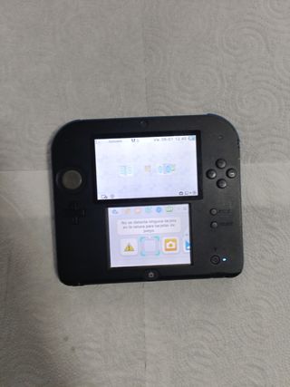 Nintendo 2DS Azul y negra + funda + 3 juegos.