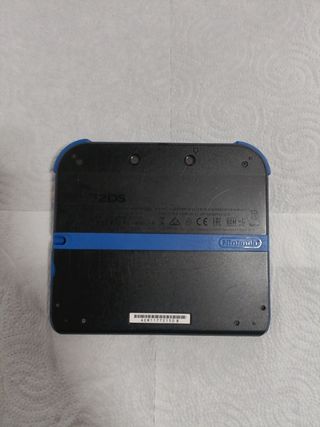 Nintendo 2DS Azul y negra + funda + 3 juegos.
