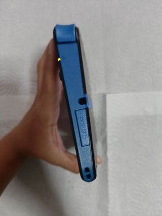 Nintendo 2DS Azul y negra + funda + 3 juegos.