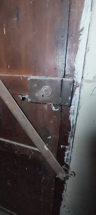 Puerta antigua madera con cerradura