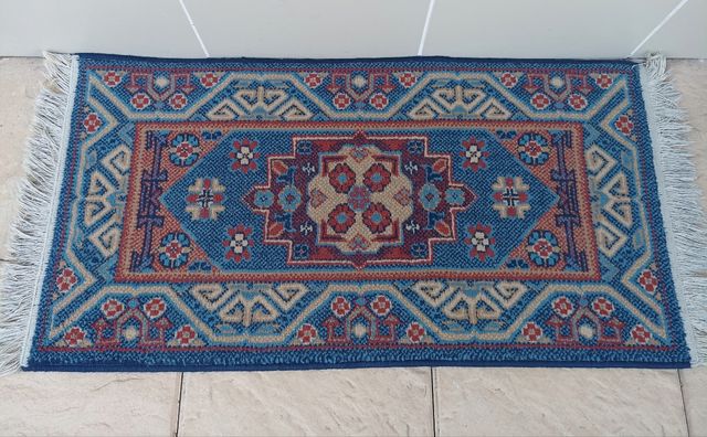 Alfombra decorativa azul y roja