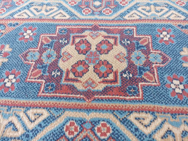 Alfombra decorativa azul y roja