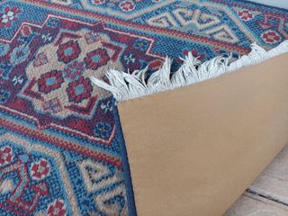 Alfombra decorativa azul y roja