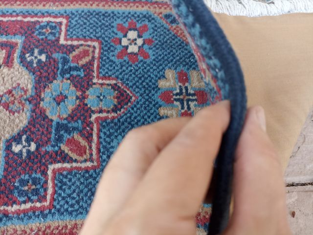 Alfombra decorativa azul y roja