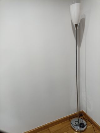 Lámpara de pie plateada y blanca