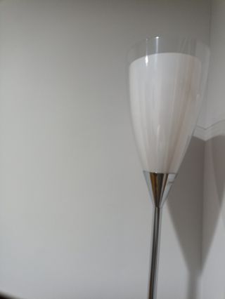 Lámpara de pie plateada y blanca