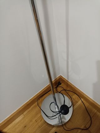 Lámpara de pie plateada y blanca