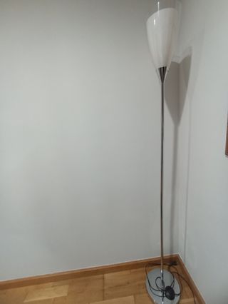 Lámpara de pie plateada y blanca