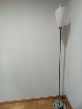 Lámpara de pie plateada y blanca