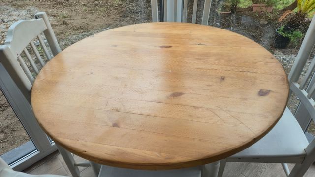 Mesa redonda 120cm de diámetro y 4 sillas blancas