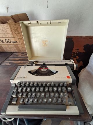 Máquina de escribir Olympia Traveller de Luxe