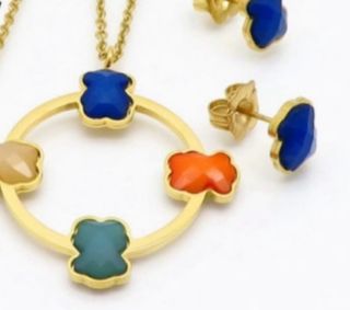 Collar y pendientes dorados con piedras