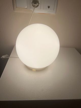 1 Lámpara de mesita redonda blanca.
