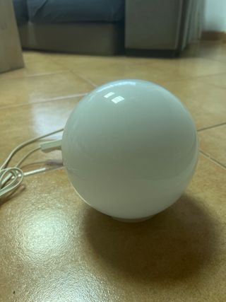 1 Lámpara de mesita redonda blanca.