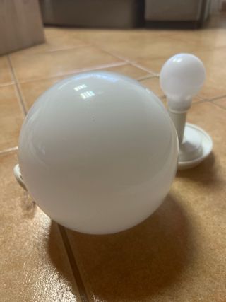1 Lámpara de mesita redonda blanca.