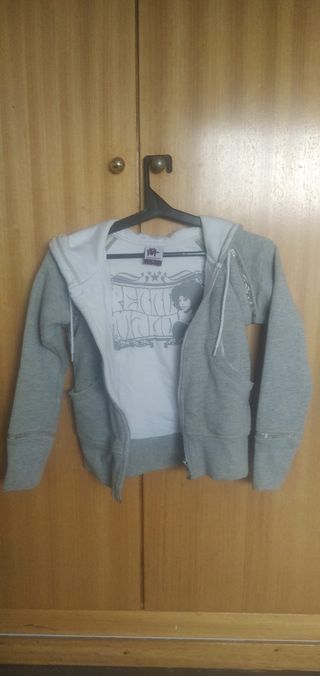 Sudadera gris con cremallera y capucha