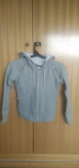 Sudadera gris con cremallera y capucha