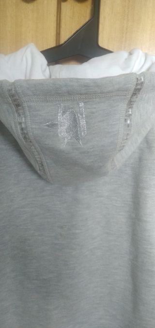 Sudadera gris con cremallera y capucha