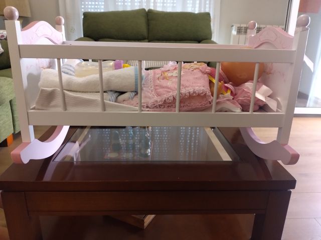 Cuna de muñecas rosa