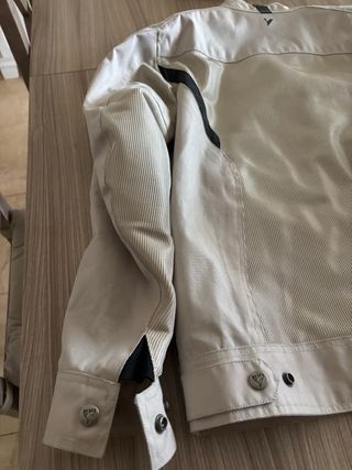 Chaqueta de moto color crema