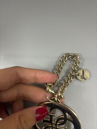Llavero Guess plateado