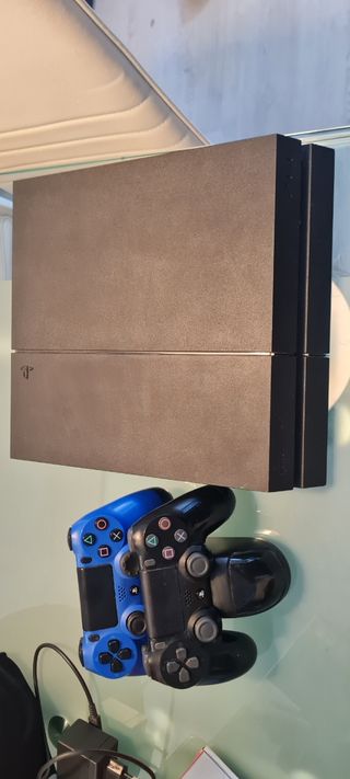 PS4 1TB. Con mandos