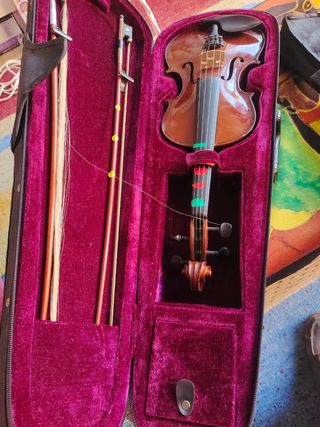 Violín escolar con estuche y arcos