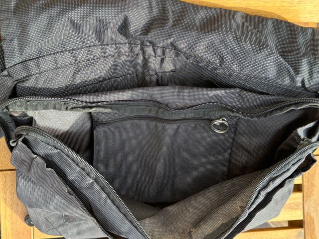 Bolso bandolera Mandarina Duck en loneta negra