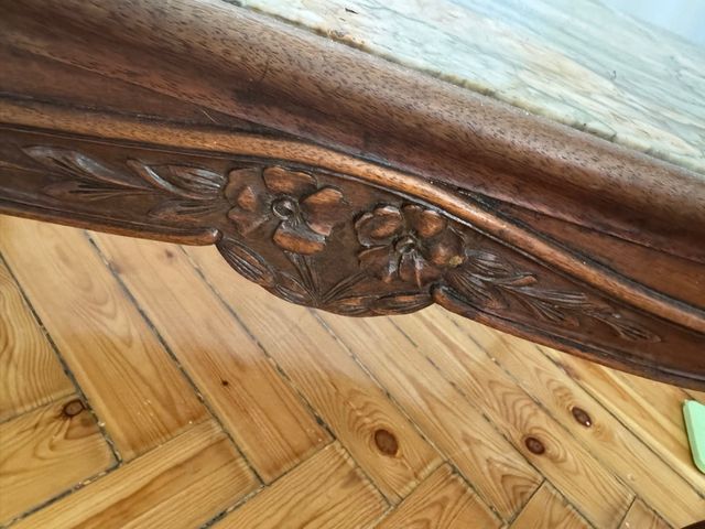 Mesa de centro de madera tallada y mármol