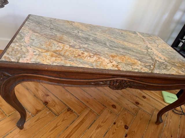 Mesa de centro de madera tallada y mármol