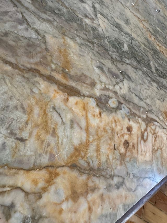 Mesa de centro de madera tallada y mármol